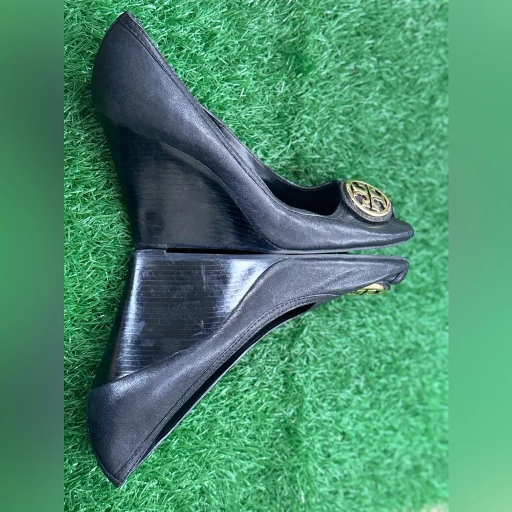 Tory Burch Black and Gold Heels with‎ Signature Logo Size 9.5